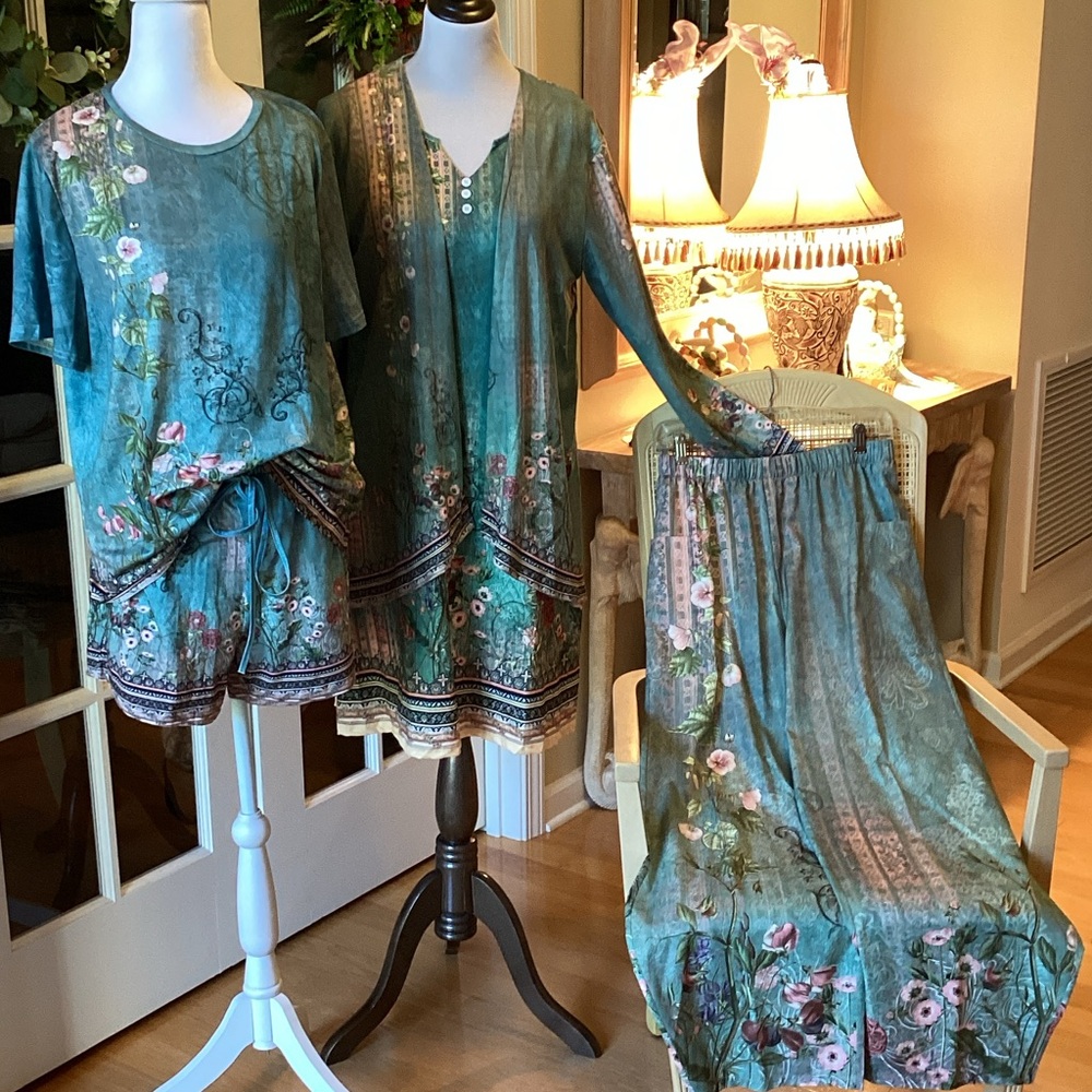 Source Unknown Teal Floral Women's Tunic, Top and dress pants and shorts 5 pc